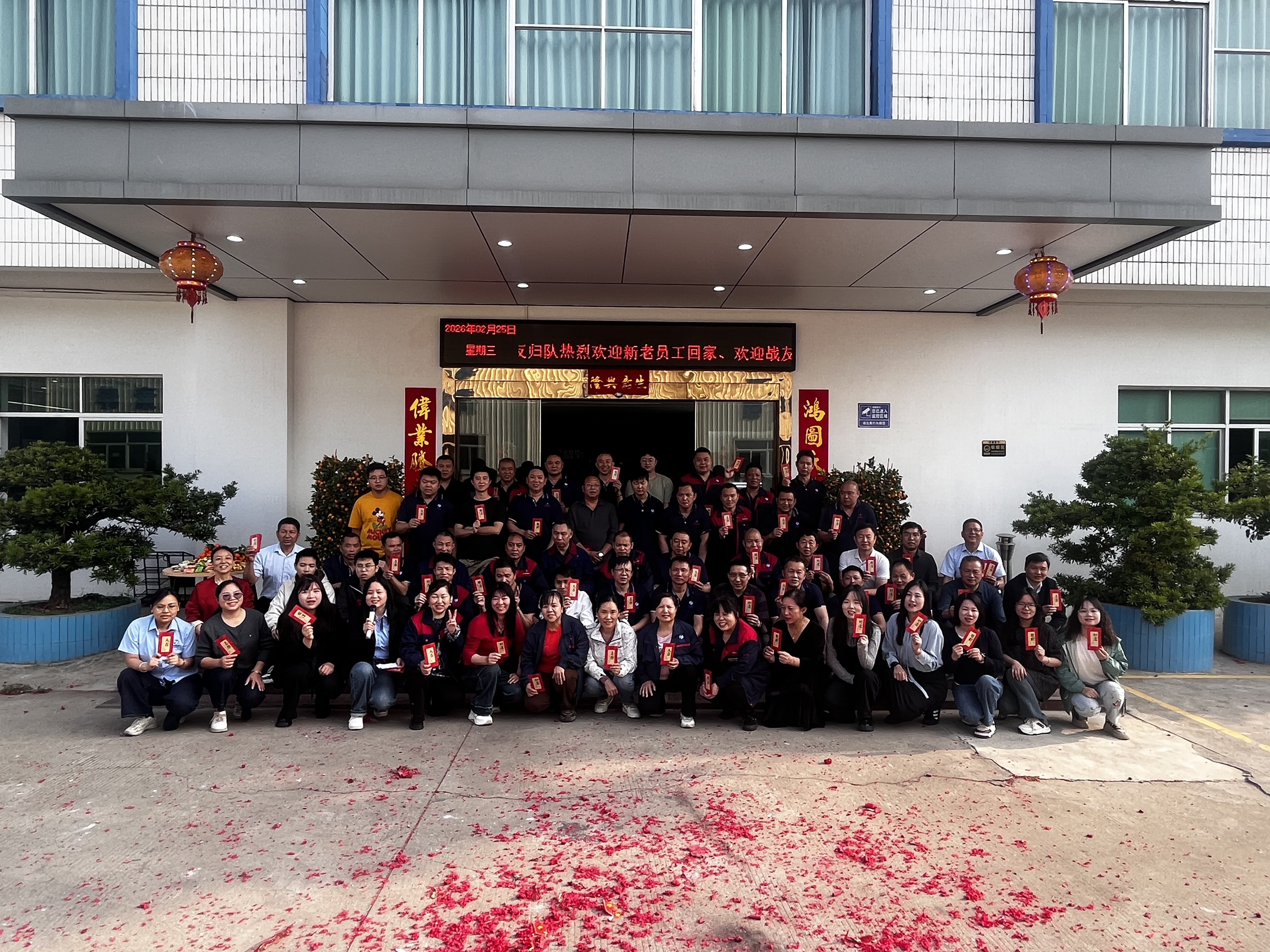 新年、新たな高みへ: Huagang 電動昇降コラムでスマートなワークスペースを向上